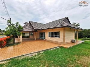 梅尔皮姆Sand-D House Pool Villa A15 at Rock Garden Beach Resort Rayong的瓦屋顶度假屋