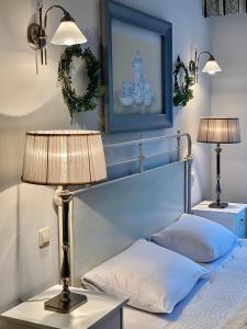 梅森Ferienwohnung am Elberadweg的一间卧室配有一张带两张台灯的床。