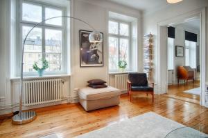 斯德哥尔摩Exclusive and light 3 room appartment in SoFo 97sqm的客厅配有落地灯和椅子