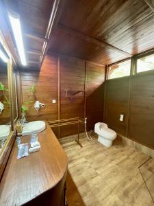 Leebong利布恩岛度假酒店的一间带水槽和卫生间的浴室
