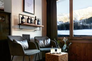 Davos WolfgangChalet Horn的理疗室配有两把椅子和窗户