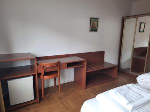 乌拉勒德Vandrarhem i Ullared的一间卧室配有书桌、一张床、一张桌子和椅子