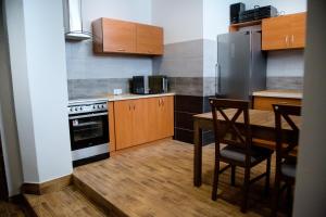 别尔斯克-比亚拉Pokoje Bielsko的厨房配有桌子、炉灶和冰箱。