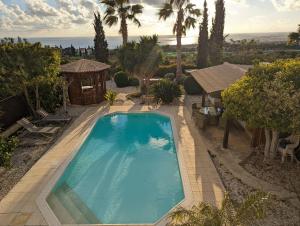 库克里亚Villa Pontus - stunning views & privacy in beautiful garden with pool & hot tub的享有庭院游泳池的顶部景色
