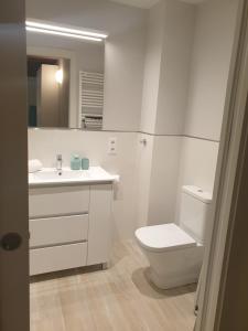 维克Basses TOP的白色的浴室设有卫生间和水槽。