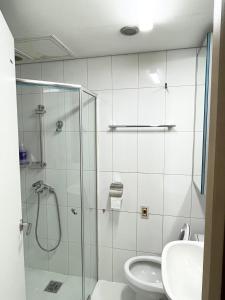 仁川市Incheon Airport Guesthouse的带淋浴、卫生间和盥洗盆的浴室