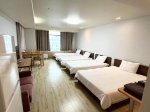 仁川市Incheon Airport Guesthouse的酒店客房内的一排床位