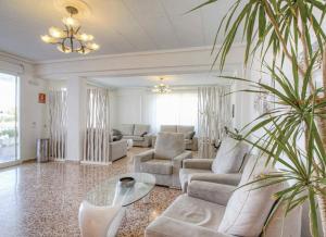 埃斯普霍斯Roquetes Rooms - Formentera Break的客厅配有沙发和桌子