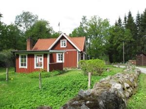 乌洛夫斯特伦Holiday Home Åkekvarn Snärjet by Interhome的前面有石墙的红色房子