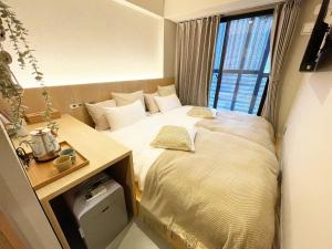大阪R Hotel Namba的一间小卧室,配有一张带窗户的床