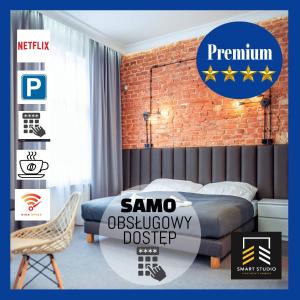 克维曾SMART STUDIO Apartamenty Kwidzyn, Śniadania, Bezpłatny Parking, Faktury VAT的一间卧室设有一张床和砖墙