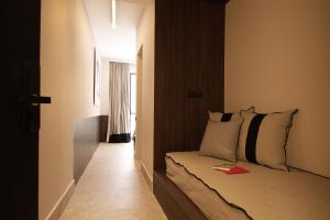 雅典Cityzoe Athens Suites的一间小卧室,配有一张带墙壁的床