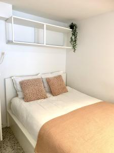 奥斯坦德Theodore Oostende-zorgeloos genieten in stijl op de perfecte locatie的卧室配有带枕头的床铺和窗户。