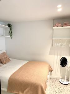 奥斯坦德Theodore Oostende-zorgeloos genieten in stijl op de perfecte locatie的一间白色客房内的床铺卧室