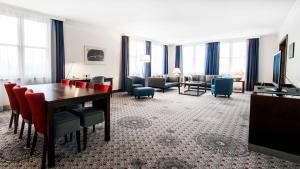 弗罗茨瓦夫Radisson Blu Hotel Wroclaw的酒店客房设有餐桌和客厅。