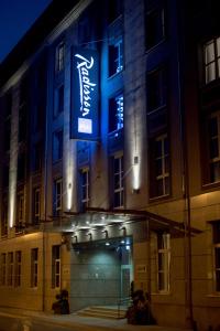 弗罗茨瓦夫Radisson Blu Hotel Wroclaw的建筑的侧面有蓝色标志