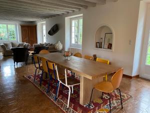 Huisseau-sur-MauvesMaison de campagne familiale sur la route des Châteaux的一间带木桌和椅子的用餐室