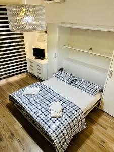 那不勒斯La Vacanzella al Gesu' Nuovo的一间卧室配有两张床和一张书桌