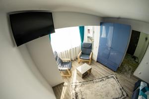 PetrilaStudio Lupul的享有带2把椅子和电视的客厅的顶部景色。