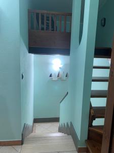 皮诺港Green House的蓝色墙壁的房间里的一个楼梯