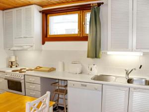 HyrynsalmiHoliday Home Alppikylä 8b paritalo by Interhome的厨房配有白色橱柜和水槽