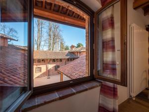 蒙多维Apartment Il Tiglio by Interhome的屋顶景窗户