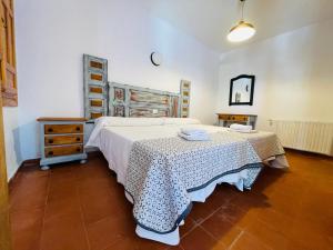 科特里奥斯努瓦斯Albergue Hospedería Montaña Morciguillinas的一间卧室配有一张床、梳妆台和桌子