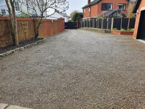 FreckletonThe Old Piggery - Close to Lytham, Preston & Blackpool的房屋前空的车道