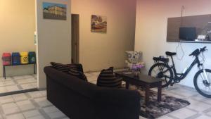 圣路易斯Bela Vista的客厅配有沙发,墙上有自行车