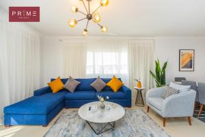 开罗Prime Select Sheraton的客厅配有蓝色的沙发和桌子