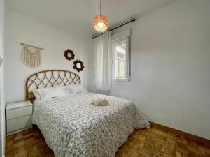 阿维拉KLOLA的卧室配有一张带白色棉被的床和窗户。