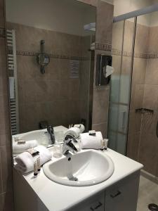 圣拉斐尔Villa 418的浴室配有白色水槽和淋浴。