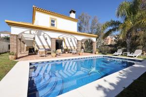 福恩吉罗拉088 Bright and Spacious Andalusian Style Villa With Private Pool的房屋前的游泳池