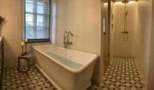 波尔沃Lilla Sand的带窗户的浴室内的白色浴缸