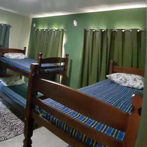 皮廷布Vida Linda Hostel的带两张双层床的绿色墙壁客房