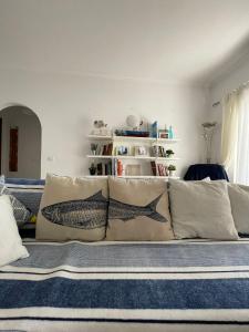 布尔高Amarguinha的客厅配有带枕头的沙发。