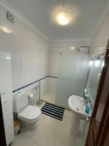 布尔高Amarguinha的白色的浴室设有卫生间和水槽。
