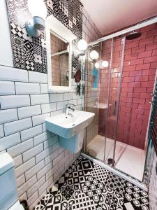 伦敦广场酒店的一间带水槽和淋浴的浴室