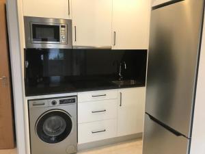 维戈Calvario 4的厨房配有不锈钢冰箱和微波炉。