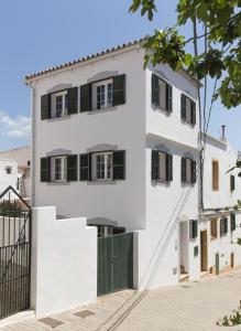 费雷列斯Casa Maria by Sonne Villas的白色公寓大楼,设有黑色百叶窗