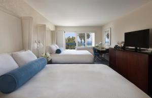 洛杉矶海景酒店 的酒店客房设有两张床和一台平面电视。