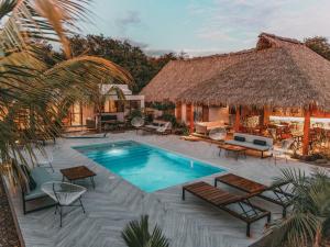 波波约El Pez Surf Hotel的一座带游泳池和度假村的别墅