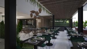 圣安东尼奥M. HOTEL的用餐室配有桌椅和植物