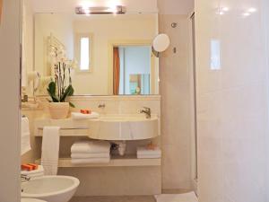卡托利卡哈米尔陶恩酒店的一间带水槽、卫生间和镜子的浴室