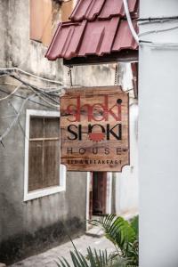 桑给巴尔Shoki Shoki House Stone Town的建筑标志的商店标志