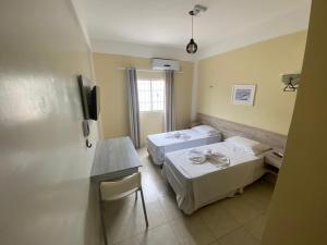 CastanhalGRAN PARADA HOTEL的一间医院间,配有两张床和一张桌子