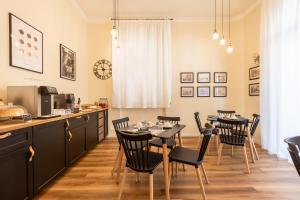 福洛尼卡B&B Follonica的厨房以及带桌椅的用餐室。