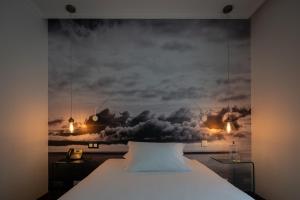蓬塔德尔加达Senhora da Rosa, Tradition & Nature Hotel的卧室配有壁画和床