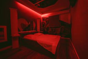 梅阿利亚达Motel Príncipe Encantado的红色的房间,配有一张红灯床