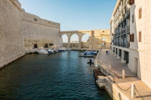 维洛里奥萨Vittoriosa Seafront Highly Furnished Apartment FL 4的享有运河及桥梁和船只的景色